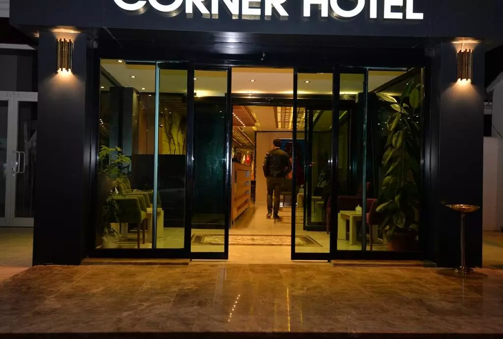 hotel corner van turkey_shabavizparvaz_01.jpg